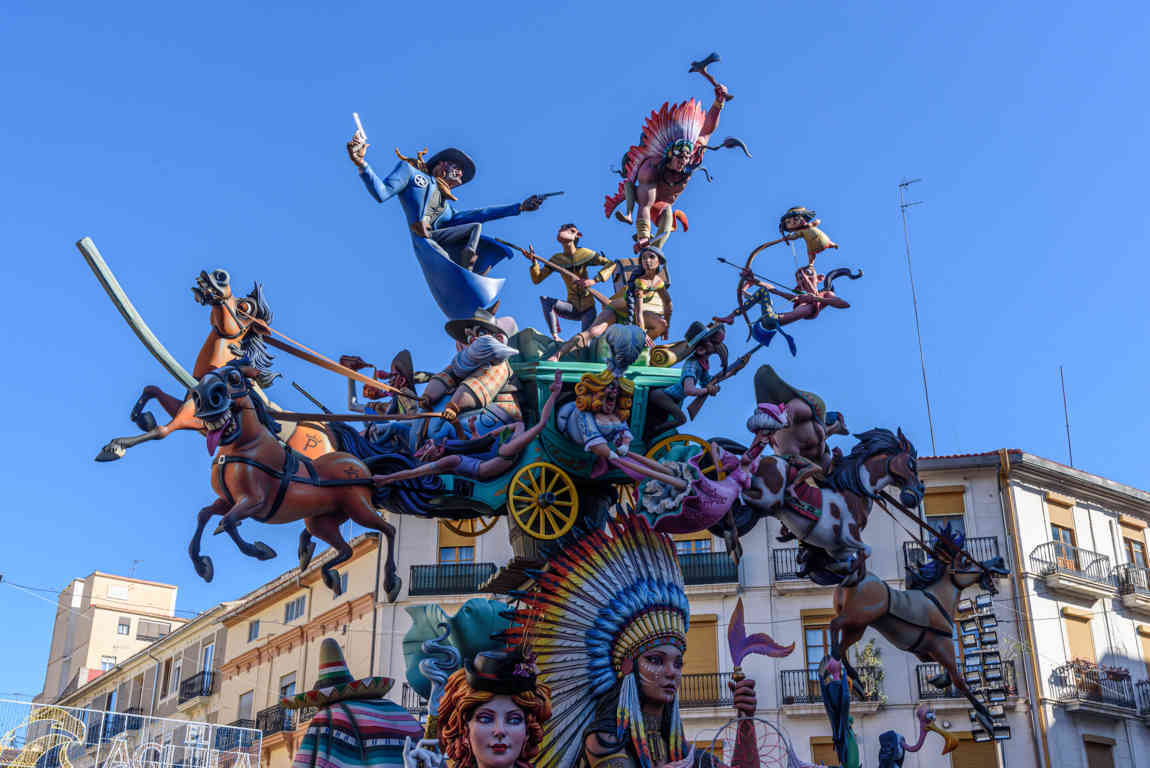 Valencia - fallas 2023 - 3 premio - falla Convento Jerusalén-Matemático Marzal - Por un puñado de euros 09.jpg